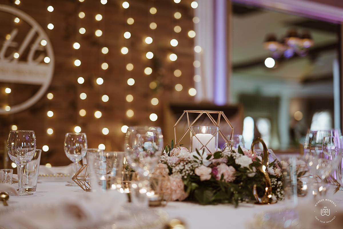 Odzobiony stół poczas uroczystości weselnej w Hotelach Diament